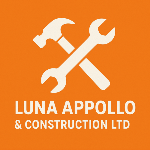 O echipă de meseriași (instalator, electrician, tâmplar) lucrând pe un șantier de construcții din Croydon, simbolizând angajări la Luna Apollo & Construction Limited.
