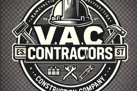 Un muncitor în construcții zâmbind cu o cască galbenă și o mapă, alături de diverse carduri CSCS și logo-ul VÅC Contractors LTD, promovând obținerea cardului CSCS în Londra.